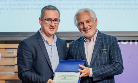 Imagen de la entrega de premio a Solusoft