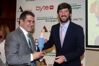 Narcís Magriñá de Wolters Kluwer recoge el Premio al Mejor ERP del Año 